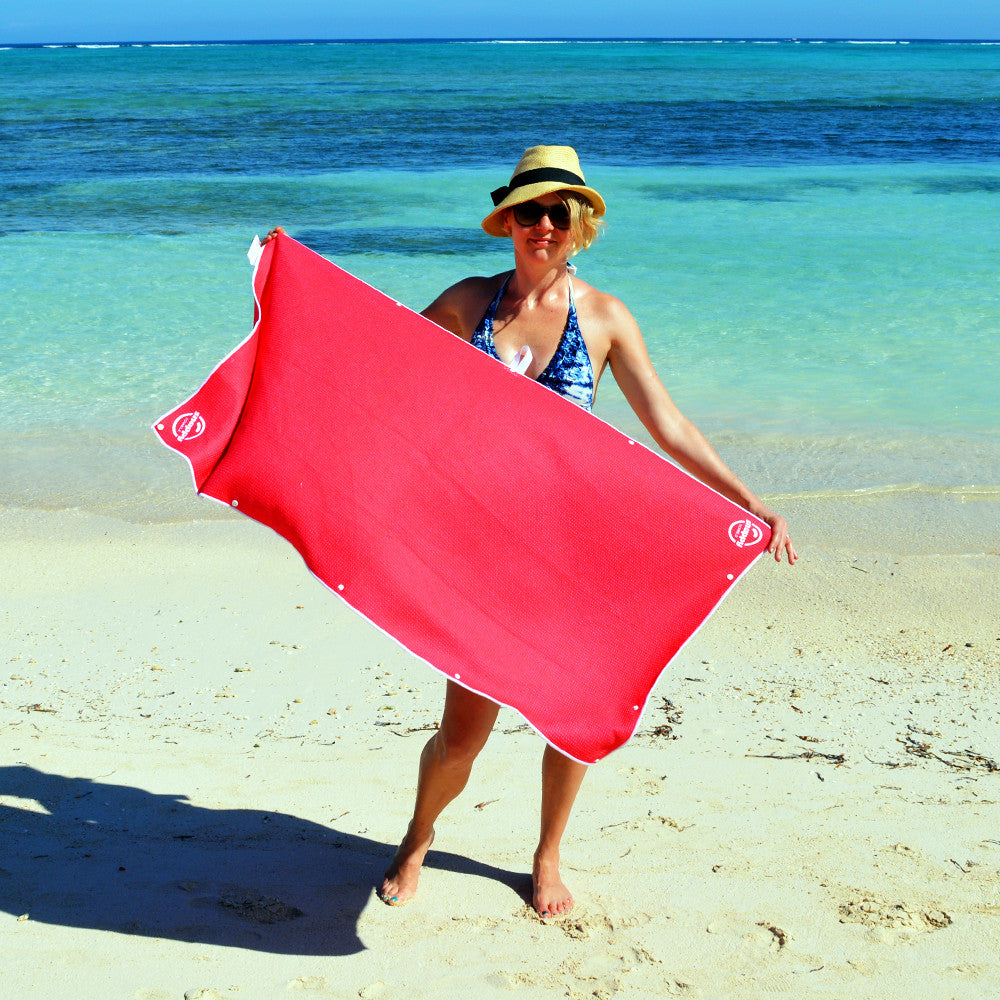https://snappytowels.com/cdn/shop/products/DSC_0170-wearable-portable-compact-comfortable-travel-swim-towel-woman-pink.jpg?v=1573492510&width=1920